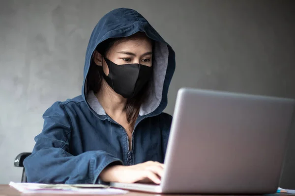 Mulheres Hackers Profissionais Vestindo Uma Camisa Azul Com Capuz Roubar — Fotografia de Stock