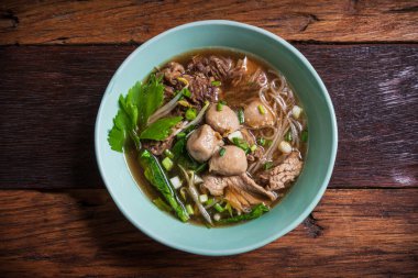 Tayland usulü biftek ve köfteli erişte. Taylandlılar arasında popüler olan yemekler..