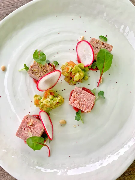 Fuagra ve Beef ile Terrine. Tabakta güzel yemek.