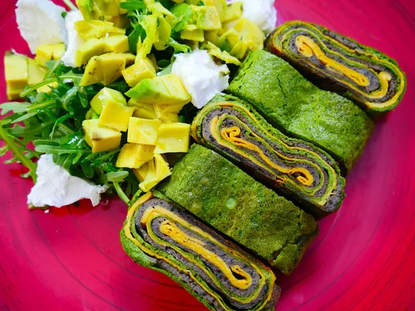 Renkler omlet, bir tabakta renkli omlet. Japonya yemeği. Tabakta güzel yemek.