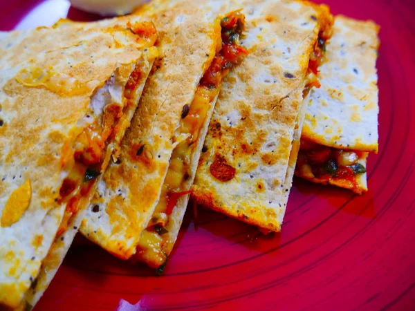 Quesadilla. Tavuk eti ve sebze. Krem souce üst. Tabakta güzel yemek.
