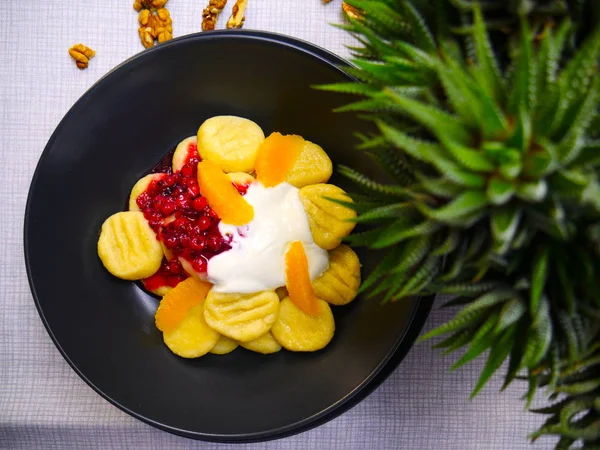 Tabakta güzel yemekler var. Tembel köfte ve meyve. Köy Peynirli Gnocchi. Vareniki