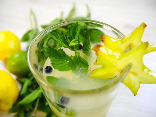 Meyve ve nane ile taze ev yapımı limonata