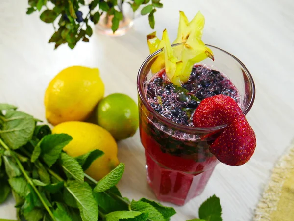 Meyveli taze ev yapımı limonata