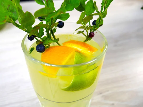 Portakal, limon ve yaban mersini ile taze ev yapımı limonata