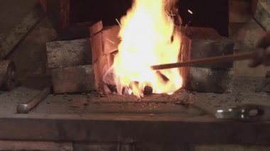 Sahtecilik. Alevler içinde metal dövmek. Eski bir kalpazanlık zanaatı. Çekiç ve ateş.