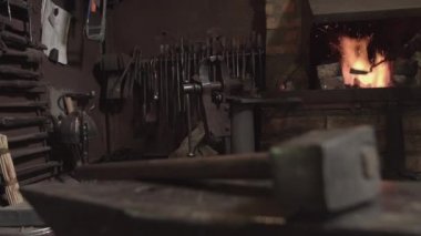 Sahtecilik. Alevler içinde metal dövmek. Eski bir kalpazanlık zanaatı. Çekiç ve ateş.