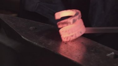 Sahtecilik. Alevler içinde metal dövmek. Eski bir kalpazanlık zanaatı. Çekiç ve ateş.