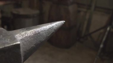 Sahtecilik. Alevler içinde metal dövmek. Eski bir kalpazanlık zanaatı. Çekiç ve ateş.
