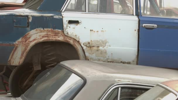 Συντριμμένα Κατεστραμμένα Παλιά Αυτοκίνητα Στοιβαγμένα Scrapyard Μεταχειρισμένα Αυτοκίνητα Μάντρα Και — Αρχείο Βίντεο
