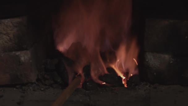 Σφυρί Σφυρηλατεί Μέταλλο Στη Φωτιά Αρχαία Τέχνη Της Σφυρηλάτησης Σφυρί — Αρχείο Βίντεο