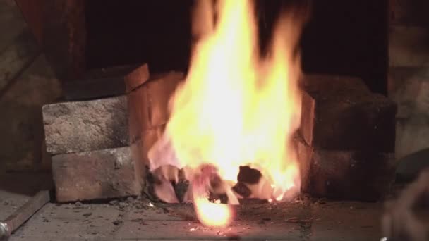 フォージ 火に金属を鍛造 鍛造の古代の工芸品 ハンマーと火 — ストック動画