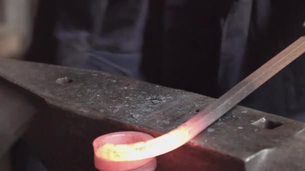 Forja Forjando Metal Chamas Artesanato Antigo Forjar Martelo Fogo — Vídeo de Stock