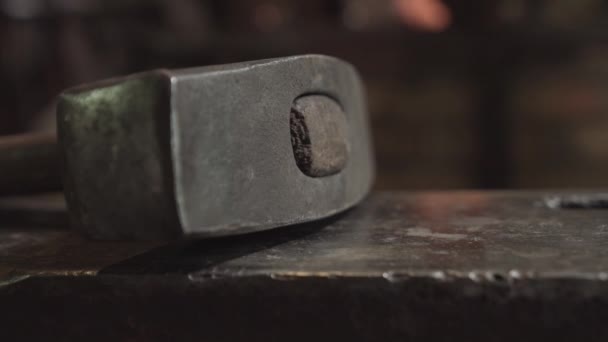 フォージ 火に金属を鍛造 鍛造の古代の工芸品 ハンマーと火 — ストック動画