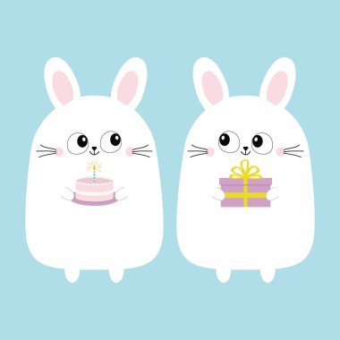 Hediye kutusu, holding beyaz tavşan tavşan pasta. Komik kafa surat. Büyük gözler. Şirin kawaii çizgi film karakteri. Bebek tebrik kartı şablonu. Mutlu Doğum günü işareti simgesi. Mavi arka plan. Düz tasarım. Vektör