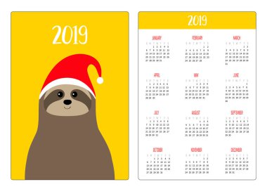 Şirin tembel hayvan baş yüz. Kırmızı Santa şapka. Basit cep Takvim düzeni 2019 yeni yıl. Haftası Pazar günü başlar. Çizgi film karakteri. Dikey yönlendirme. Düz tasarım. Sarı arka plan vektör çizim
