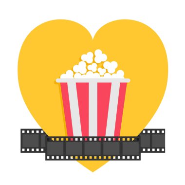 Patlamış mısır. Şerit şerit çizgi film. Kırmızı Sarı kutu. Kalp şekli. Film sinema gece simgesi düz tasarım tarzı seviyorum. Sarı arka plan. İzole.
