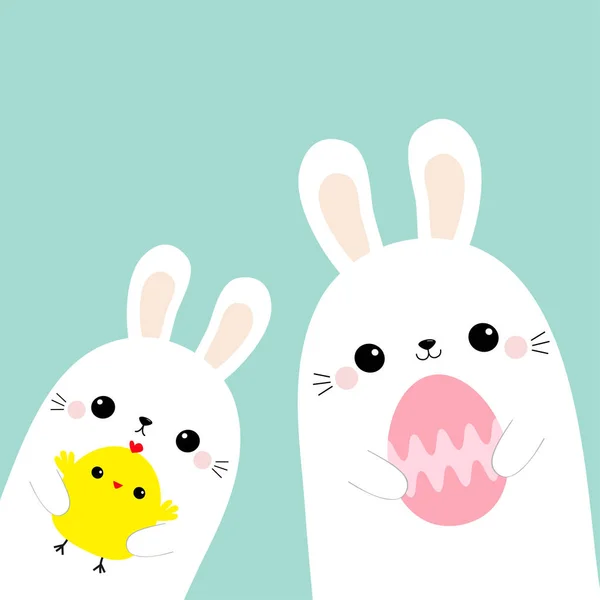 Twee konijn konijn vrienden houden kip schilderij ei, vogel. Vrolijk Pasen. Schattige cartoon kawaii grappige baby tekenset. Boerderij dier. Blauwe pastel achtergrond. Platte ontwerp — Stockvector