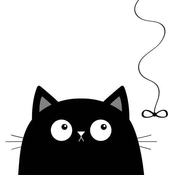 Schwarzes Katzenkopfgesicht mit Blick auf Schleife, die am Faden hängt. Spiel. kawaii Tier. niedlichen Comic-Figur. Baby-Grußkarte für Haustiere. flaches Design weißer Hintergrund. — Stockvektor