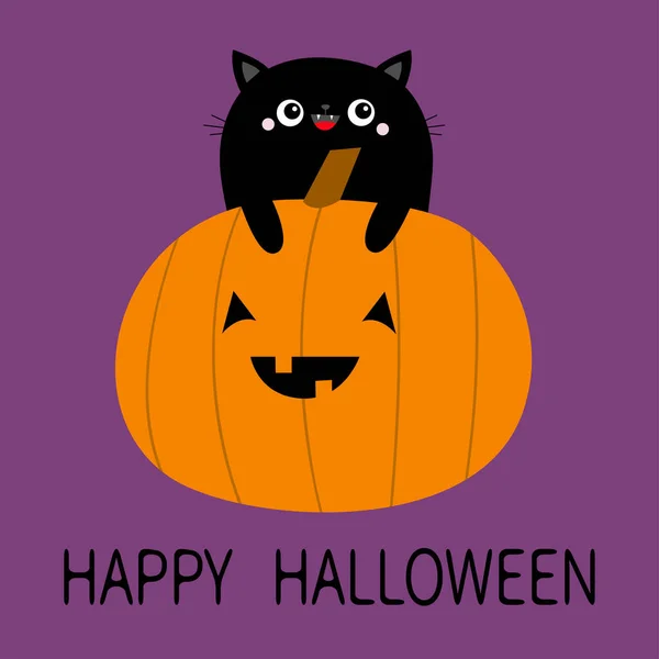 Fijne Halloween. Zwarte kat knuffelt pompoen. Grappig griezelig lachend gezicht. Leuke cartoon kawaii baby karakter. Ogen, tanden. Wenskaart. Violette achtergrond. Geïsoleerd. Vlakke constructie. — Stockvector