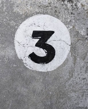 Duvara üç numaralı boyalı