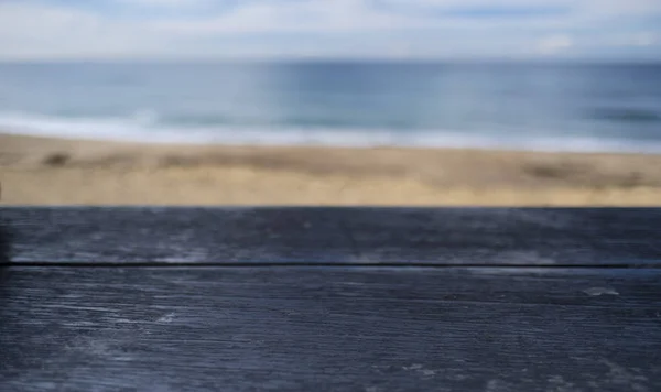 俯瞰空旷海滩的木凳 — 图库照片