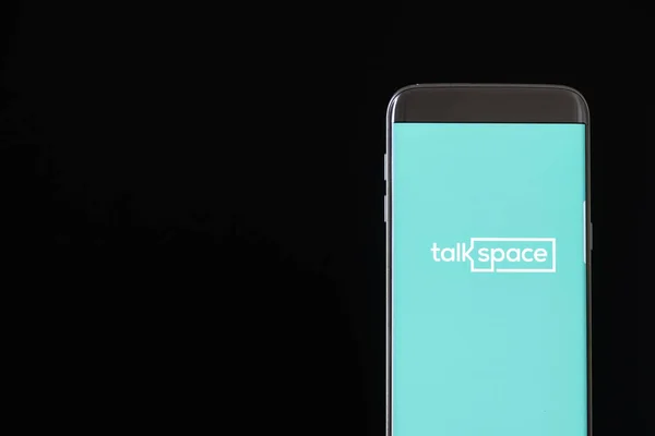 Изображение приложения Talkspace на смартфоне — стоковое фото