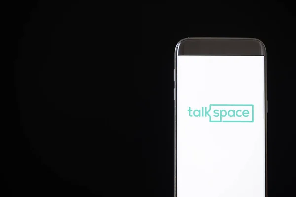 Изображение приложения Talkspace на смартфоне — стоковое фото