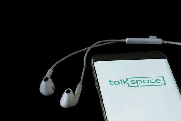 Изображение приложения Talkspace на смартфоне — стоковое фото