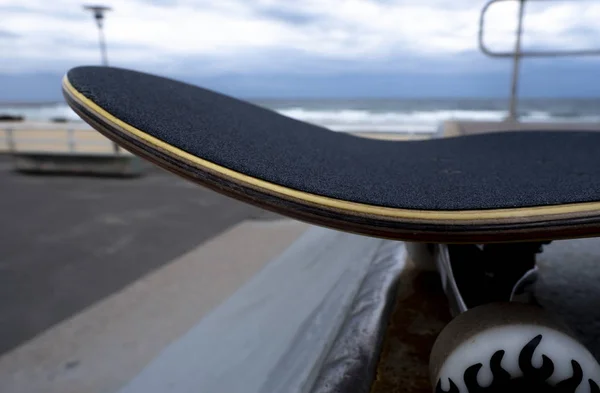 スロープの上のスケートボード — ストック写真