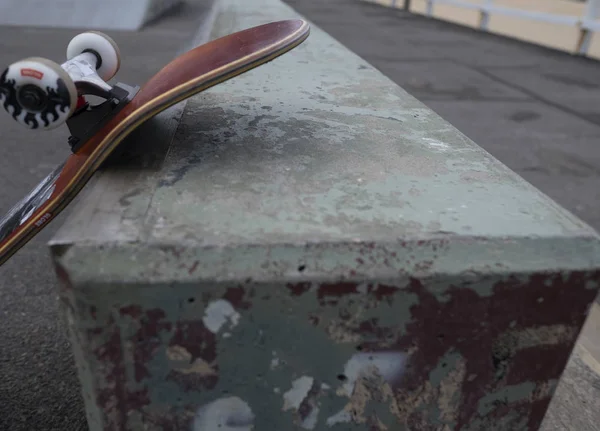 Skateboard appoggiato — Foto Stock