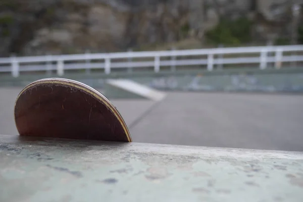 Skateboard leaning — Stock Photo, Image