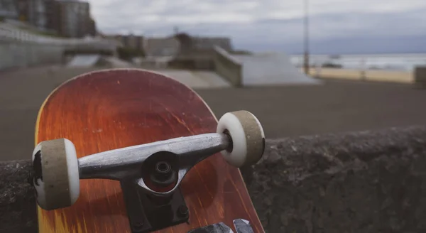 Skateboard leaning — Stock Photo, Image