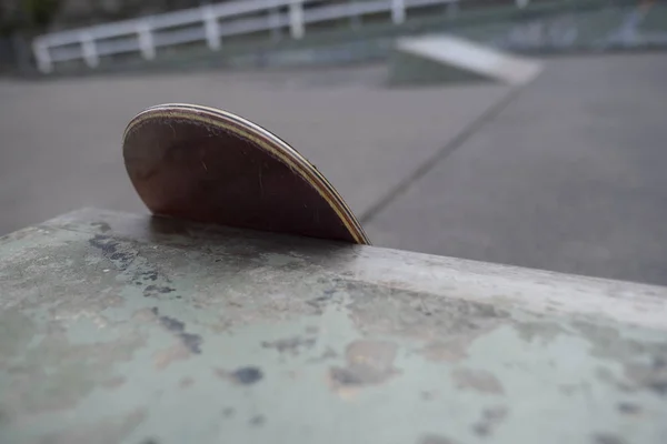 스케이트 보드 기대어 — 스톡 사진