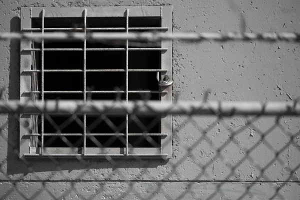 Barbed wire on fence — Zdjęcie stockowe