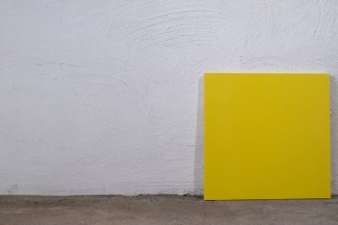 Beyaz arka planda boş sarı tahta