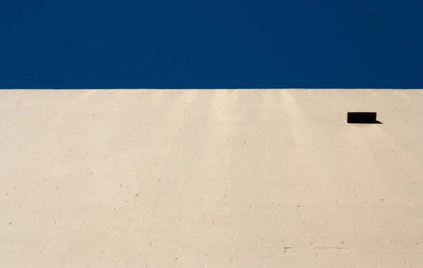 Uma Parede Edifício Mínima Externa Branca Contra Céu Azul — Fotografia de Stock