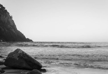 alacakaranlıkta sahilde kaya