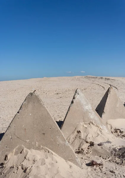 沙丘边缘的混凝土块 — 图库照片