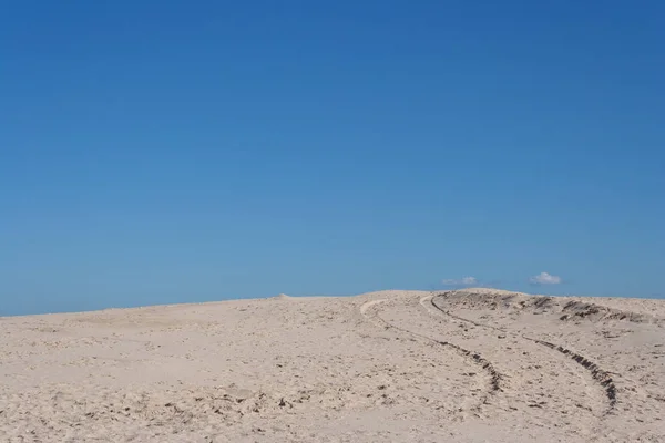沙丘上的车辆踪迹 — 图库照片