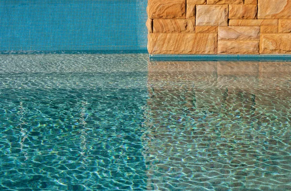 Mur de grès contre piscine — Photo