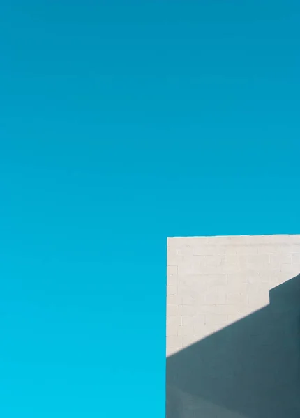 Coin du bâtiment blanc contre ciel clair — Photo