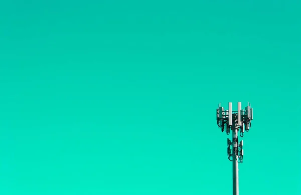 청록색 하늘에 대한 휴대 전화 — 스톡 사진