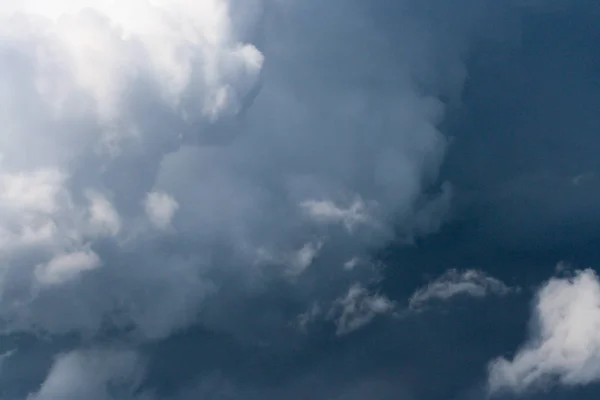 暴风雨来临前天空中的云彩 — 图库照片