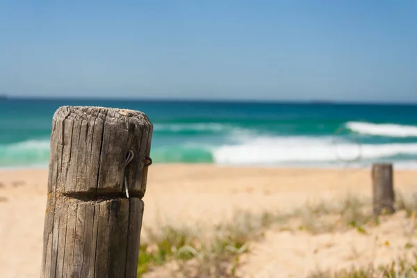 Palo Recinzione Legno Spiaggia Una Giornata Sole Con Onde Che — Foto Stock