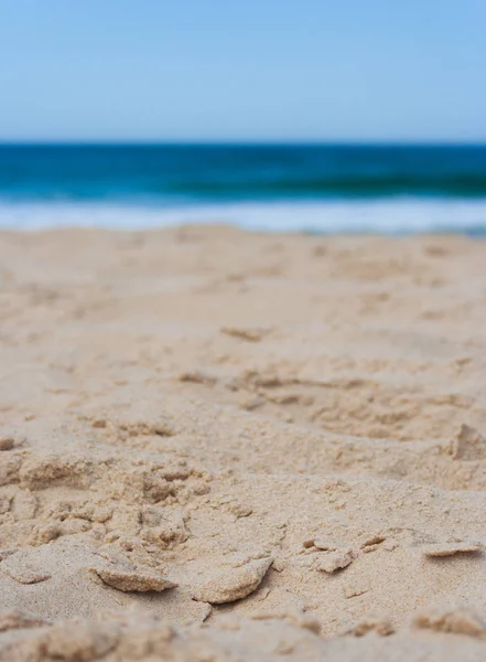 Närbild Bild Stranden Sand Med Brakande Vågor Acific Ocean Bakgrunden — Stockfoto