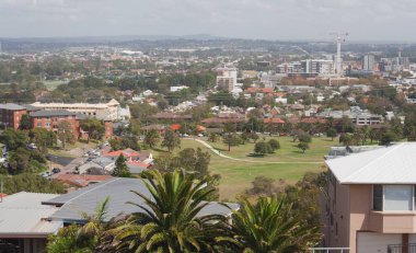 Newcastle (Avustralya) banliyösünde Görüntüler, konut piyasası dalgalanmaları, konut kredileri ve genel ekonomi dikkate alınarak