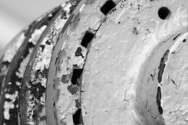 Yakın çekim, paslı tarım makinelerinde boya pullama siyah beyaz görüntü