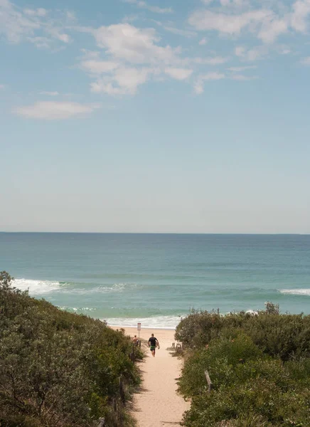 Pista Spiaggia Parcheggio Con Surfisti Sullo Sfondo — Foto Stock