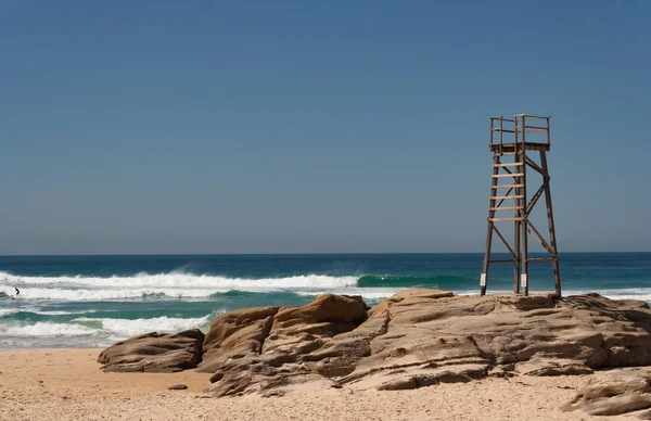 Vecchia Torre Salvavita Legno Spiaggia Una Giornata Sole — Foto Stock